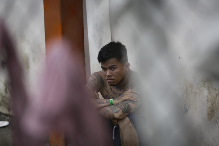 Un migrantes de origen venezolano espera hoy, en un refugio temporal para ser enviados a su país de origen, en Ciudad de Panamá (Panamá). EFE/Bienvenido Velasco