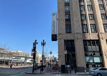 Musk cierra las oficinas de Twitter mientras comunica los despidos