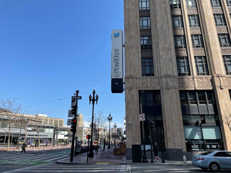 Fotografía de archivo de un aviso de Twitter en su edificio de San Francisco, California (EE.UU.). EFE/Marc Arcas