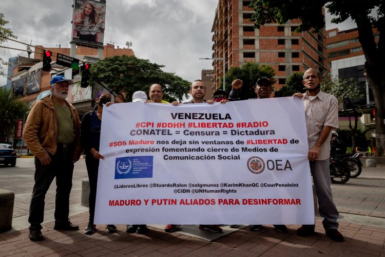 Miembros de la ONG Líderes Libres se manifiestan para denunciar el cierre de medios de comunicación, hoy, en Caracas (Venezuela). EFE/Rayner Pena R
