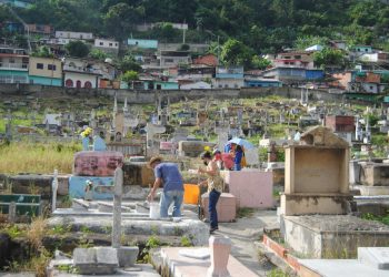 Desmalezan el cementerio de Valera para conmemorar día de Fieles Difuntos  