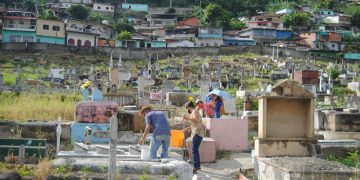 Desmalezan el cementerio de Valera para conmemorar día de Fieles Difuntos  