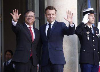 Petro pide en París el fin de la política antidroga, que sólo trae muerte