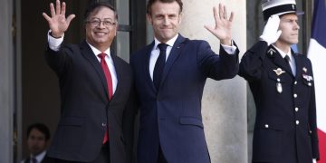 Petro pide en París el fin de la política antidroga, que sólo trae muerte