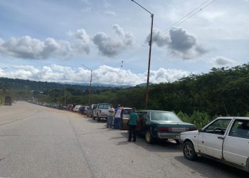 Despacho de gasolina no llega continuamente a las estaciones de servicio en Valera