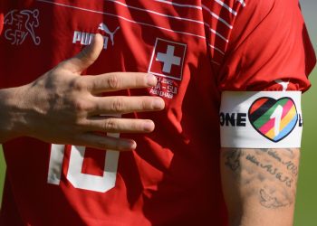 La FIFA amenazó con «sanciones ilimitadas» por el uso del brazalete arcoiris
