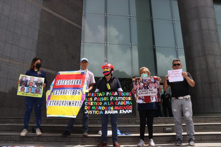 Fotografía de archivo en la que se registró a un grupo de activistas al exigir la liberación de los presos políticos venezolanos, frente a la sede del Programa de las Naciones Unidas para el Desarrollo (PNUD), en Caracas (Venezuela). EFE/Ronald Peña