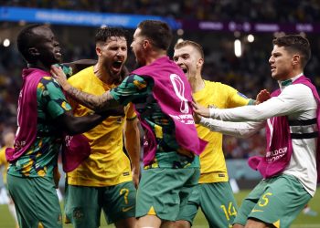 1-0. Leckie mete a Australia en octavos; Dinamarca, eliminada