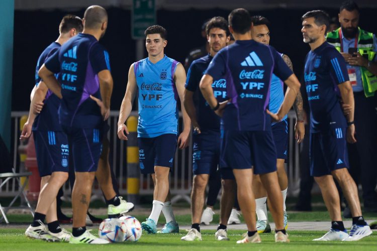 El jugador de la selección argentina de fútbol Julián Álvarez participa en un entrenamiento de su equipo en Doha, Catar. EFE