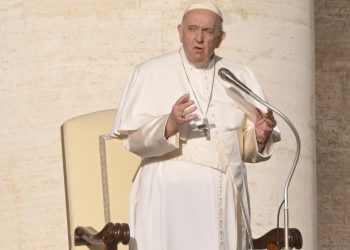 El papa Francisco descarta la ordenación de mujeres pero dice que merecen «más lugar»