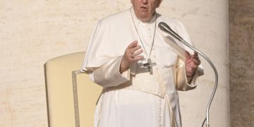 El papa Francisco descarta la ordenación de mujeres pero dice que merecen «más lugar»