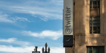 Musk desembarca en Twitter con asesores de Tesla mientras perfila despidos