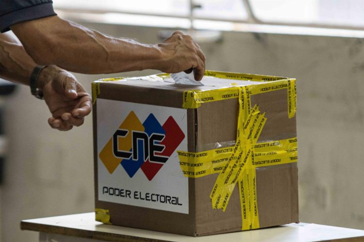 Una persona vota en las elecciones primarias abiertas del Partido Socialista Unido de Venezuela (Psuv) en Caracas en agosto de 2021. EFE/ Ronald Peña