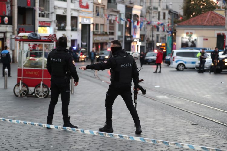 Estambul (Turquía).- Agentes de la policía turca tratan de mantener el orden tras la explosión de un artefacto en una calle del centro de Estambul. EFE/EPA/ERDEM SAHIN