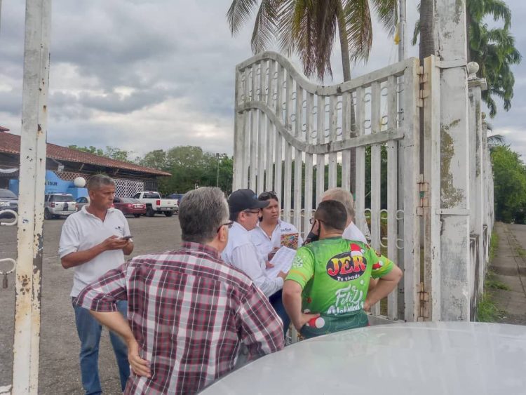 Presidente de la Cavisur en la puerta de la sede controlado la entrada al ex presidente Vicente Bucci
