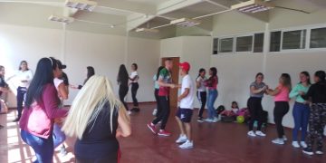 Estudiantes realizan limpieza y actividades recreativas en CUSAM
