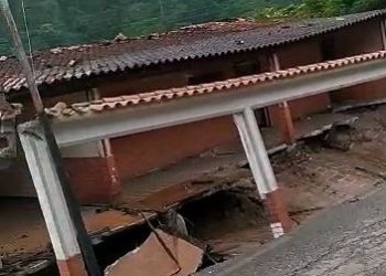 Vivienda afectada por el socavamiento de la vía en Quebrada El Barro se cae a pedazos