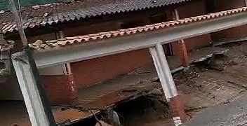 Vivienda afectada por el socavamiento de la vía en Quebrada El Barro se cae a pedazos