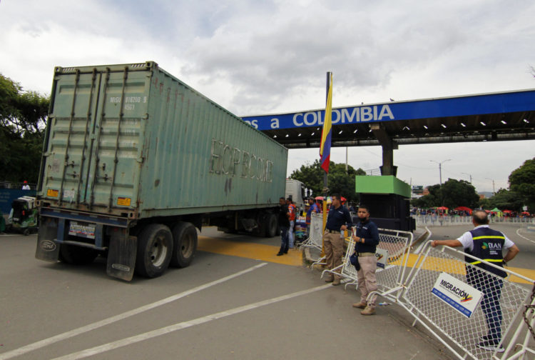 Camiones transitan a través del Puente Internacional Simón Bolívar, en la frontera entre Colombia y Venezuela, en una fotografía de archivo. EFE/Mario Caicedo