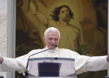 Benedicto XVI, el papa teólogo que no consiguió vencer a los cuervos