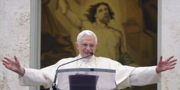 Benedicto XVI, el papa teólogo que no consiguió vencer a los cuervos
