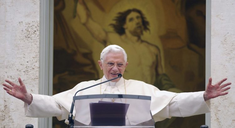 Imagen de Archivo del papa Benedicto XVI en un tradicional rezo del Angelus desde el balcón de su residencia de verano en Castelgandolfo (Italia).
EFE/Maurizio Brambatti