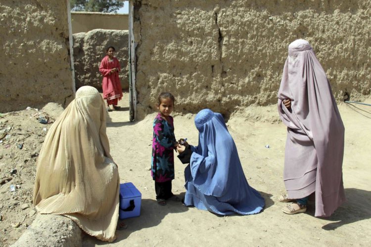 Foto de archivo de unas sanitarias tras administrar una vacuna contra la polio a una niña en Kandahar (Afganistán). EFE/Muhammad Sadiq