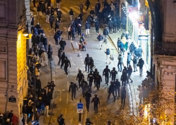 Un muerto y unos 250 detenidos en Francia en las celebraciones de la victoria