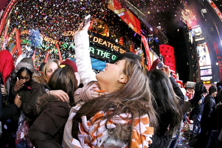 Fotografía de archivo en la que se registró una de las tradicionales llegadas del Año Nuevo, en la icónica plaza de Times Square, en Nueva York (NY, EE.UU.). EFE/Peter Foley