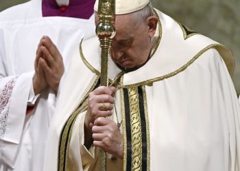 El papa pide que cese la insensata guerra en Ucrania en su mensaje de Navidad