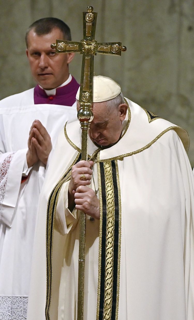El papa Francisco pide que se ponga fin "inmediatamente" a las "insensata" guerra de Ucrania en su discurso de Navidad desde San Pedro. EFE/EPA/RICCARDO ANTIMIANI