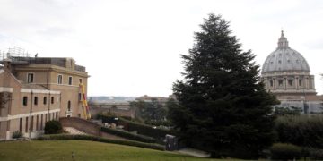 Benedicto XVI sigue estable y ha pasado la noche asistido por los médicos