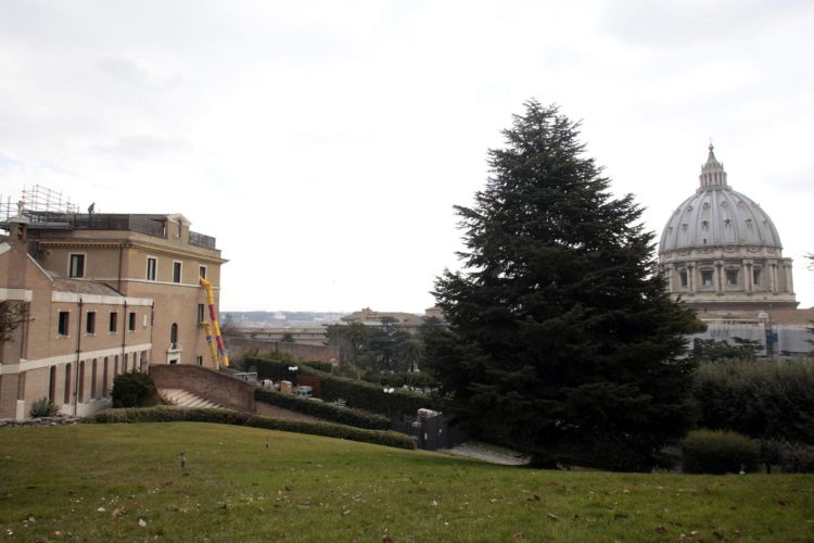 Imagen de archivo del monasterio Mater Ecclesiae, en los jardines vaticanos, donde el papa emérito Benedicto XVI vive apartado desde 2013. EPA/SAMANTHA ZUCCHI