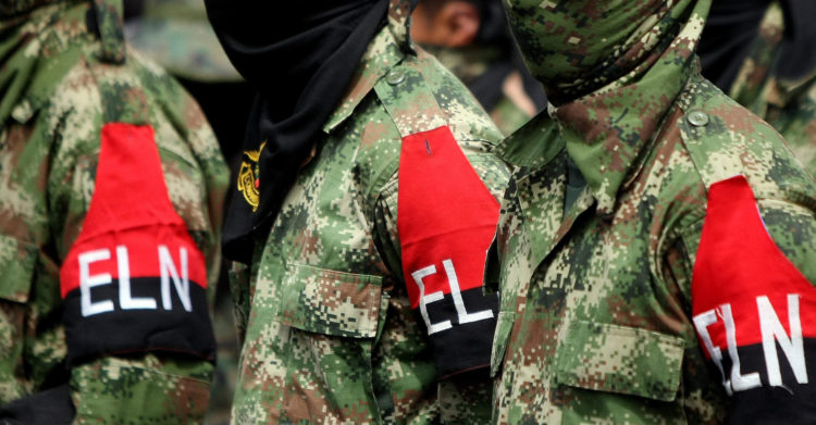 Vista de guerrilleros portando la insignia del Ejército de Liberación Nacional (ELN), en una fotografía de archivo. EFE/Christian Escobar Mora