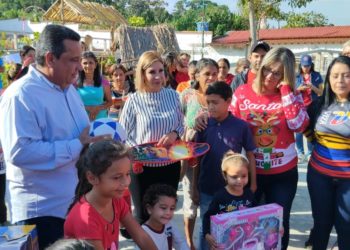 Gobernador y alcaldesa de Rafael Rangel presidieron entrega de juguetes en Isnotú