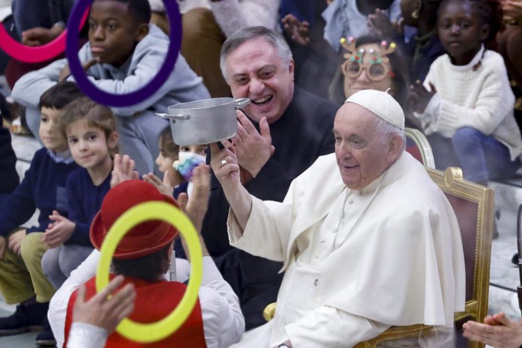 El papa participa en un espectáculo de magia con niños este domingo en el Vaticano. EFE/EPA/FABIO FRUSTACI