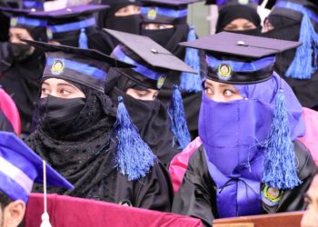 Los talibanes ordenan el veto de las mujeres en las universidades de Afganistán