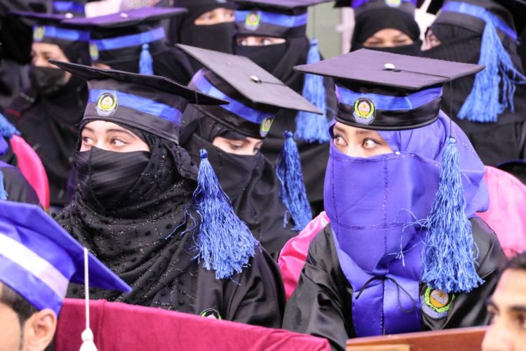 Jóvenes afganas asisten a una ceremonia de graduación en la Universidad Benawa en Kandahar, en Afganistán, el 17 de marzo de 2022. EFE/EPA/STRINGER