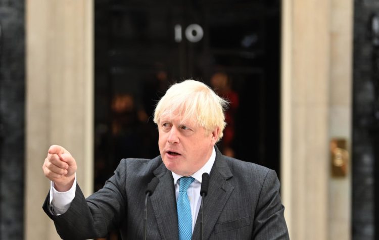 El exprimer ministro británico Boris Johnson pronuncia su discurso de despedida en Downing Street el 6 de septiembre de 2022. EFE/EPA/NEIL HALL