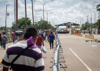 Bernal prevé «perturbaciones» de seguridad en la frontera con Colombia