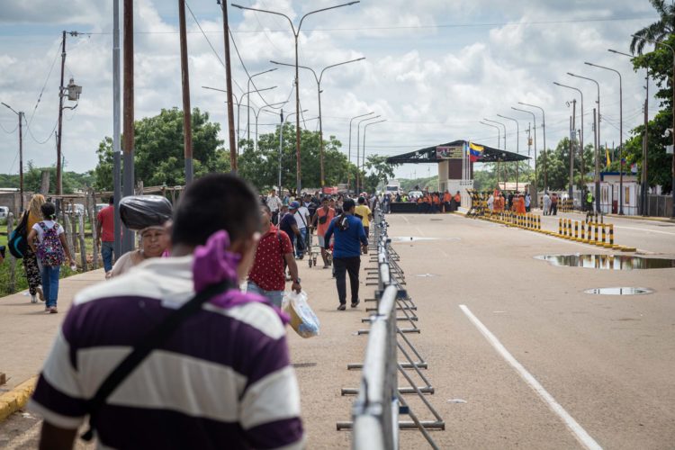 Ciudadanos cruzan la frontera entre Colombia y Venezuela, en Paraguachón (Venezuela), en una fotografía de archivo. EFE/ Henry Chirinos