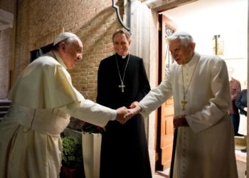 El papa Francisco pide oraciones para Benedicto XVI que «está muy enfermo»