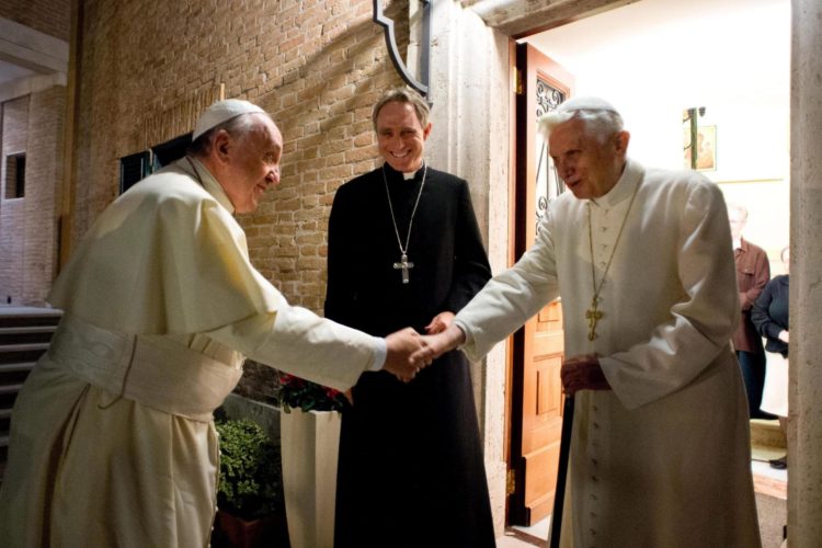 Imagen facilitada por el Osservatore Romano que muestra al papa Francisco (i), saludando a su predecesor, el papa emérito Benedicto XVI (d) en diciembre de 2013. EFE/L'osservatore Romano