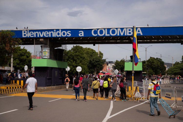 Personas cruzan el Puente Internacional Simón Bolívar rumbo a Cúcuta, Norte de Santander (Colombia), en una fotografía de archivo. EFE/Rayner Peña