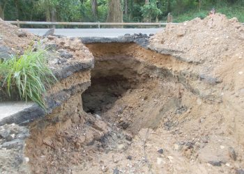 Innumerables huecos y peligrosas fallas de borde en carretera Betijoque a Valera