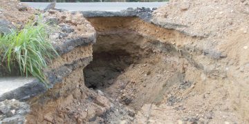 Innumerables huecos y peligrosas fallas de borde en carretera Betijoque a Valera