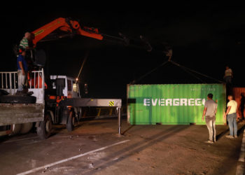 Gobierno retira contenedores del puente de Tienditas en los límites con Colombia
