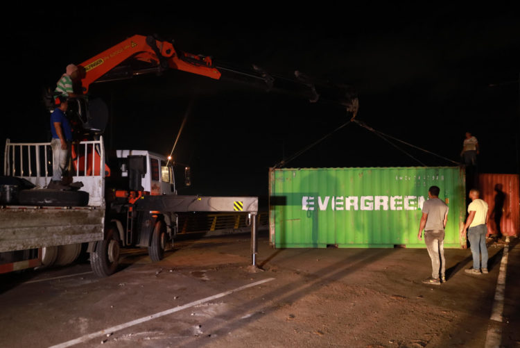 Fotografía de la remoción de los contenedores del Puente de Tienditas (frontera entre Venezuela y Colombia), hoy en Táchira (Venezuela). EFE/ Mario Caicedo
