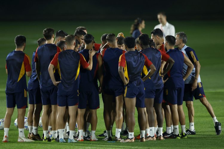 Los jugadores de la selección española durante el entrenamiento que han realizado en las instalaciones de la Universidad de Catar, sede del combinado español en Doha. EFE / Juanjo Martín.