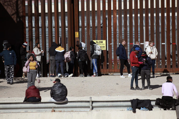 Migrantes permanecen en el muro fronterizo el 27 de diciembre de 2022 en Ciudad Juárez, estado de Chihuahua (México). EFE/ Luis Torres